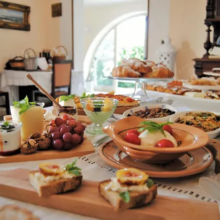 לינה וארוחת בוקר Carola