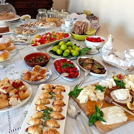 לינה וארוחת בוקר Carola גאליפולי