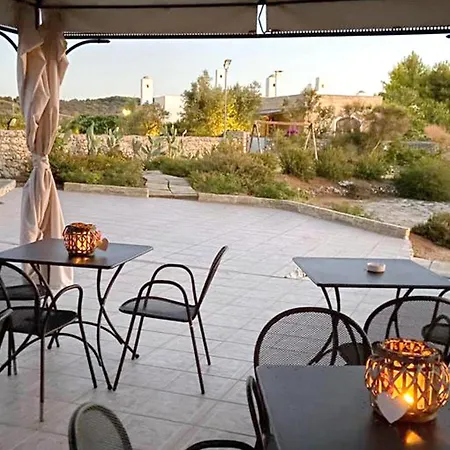 Carola לינה וארוחת בוקר 4*