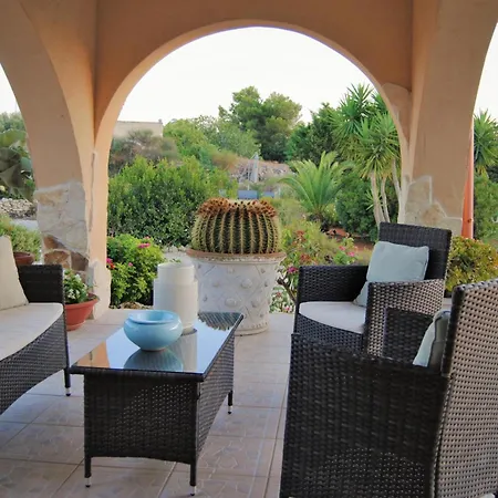 Carola לינה וארוחת בוקר