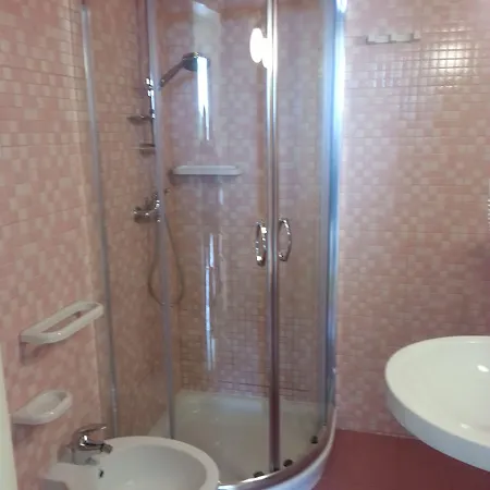 לינה וארוחת בוקר Carola 4*