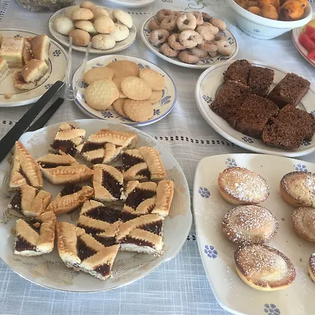 לינה וארוחת בוקר Carola