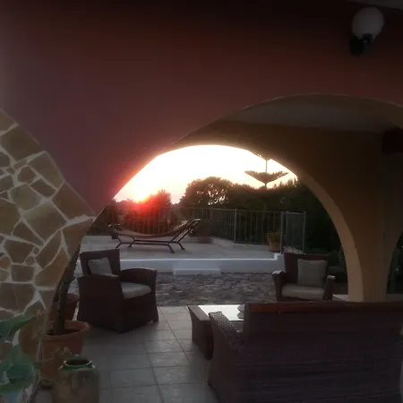 Carola לינה וארוחת בוקר